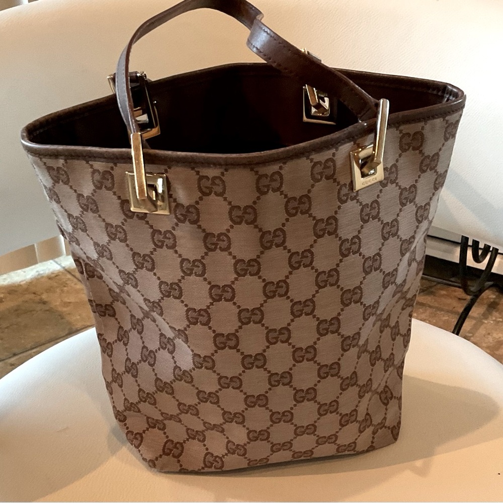 GUCCI BUCKET BAG